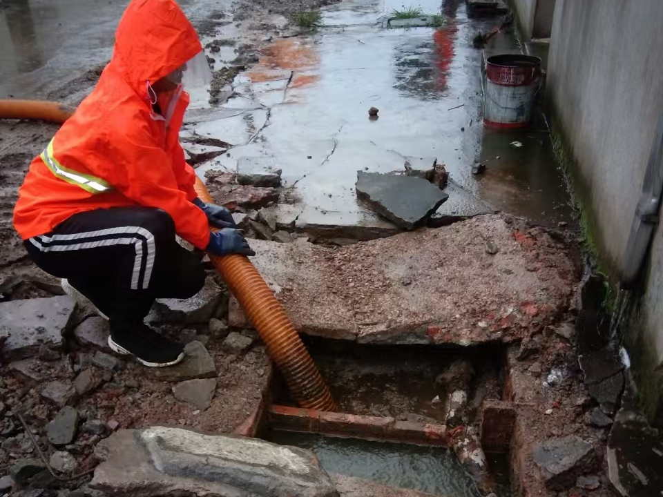 广灵专业清理污水池 炜誉市政以规范流程守护城市 “肠道”