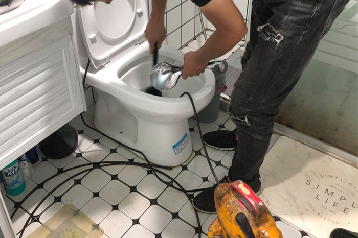 广灵马桶堵塞自己疏通还是找师傅？专业上门服务让你省时更省心